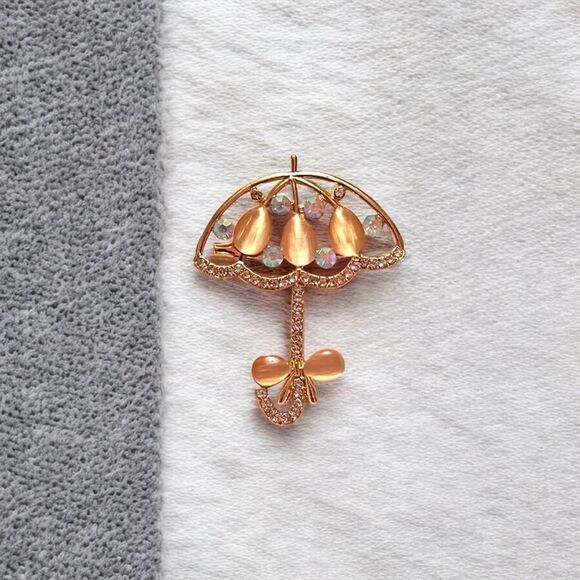 ⭐️3/$25⭐️ Peach Stone Aurora Borealis Rhinestone Gold Tone Unbrella Brooch - Picture 1 of 3